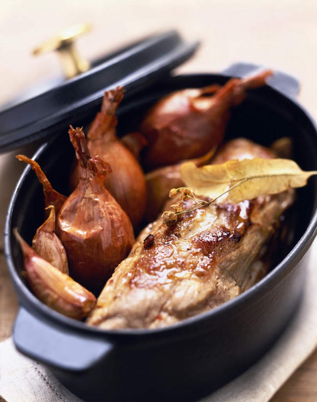 无人,竖图,俯视,室内,特写,白天,烹饪,蔬菜,洋葱,厨具,许多,阴影,新鲜,光线,锅子,影子,陶瓷,肉,食品,锅盖,陶瓷制品,很多,锅,猪肉,肉类,食物,有机食品,绿色食品,锅具,肉食,烹饪用具,豚肉,烹调用具,圆葱,洋葱头,球葱,烹调,彩图,高角度拍摄