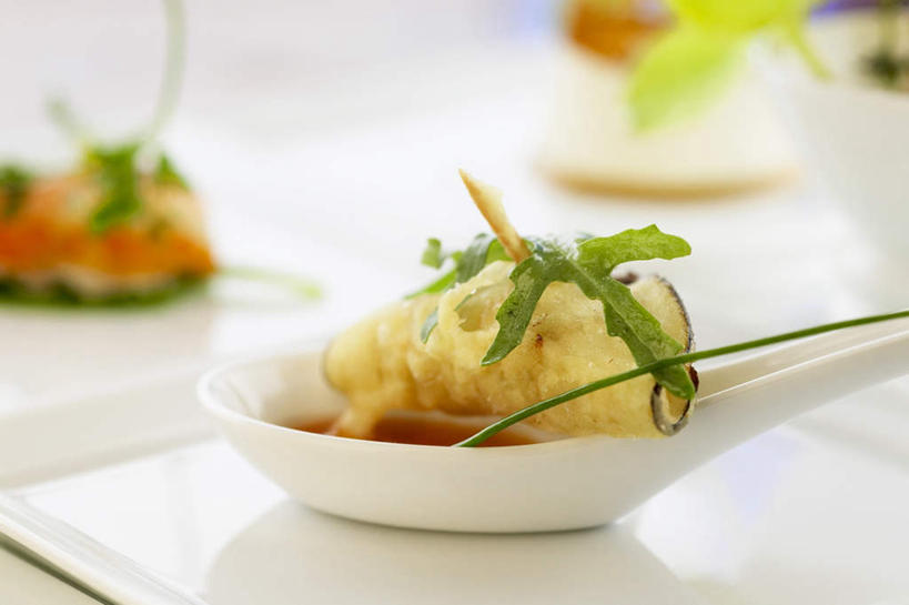 无人,横图,俯视,室内,特写,白天,烹饪,西餐,茄子,蔬菜,餐具,阴影,朦胧,模糊,新鲜,光线,碟子,盘,影子,勺子,陶瓷,肉,牛肉,料理,食品,陶瓷制品,菜肴,美食,肉类,食物,一个,盘子,调羹,碟,汤匙,西式,佳肴,有机食品,绿色食品,单个,肉食,鞑靼牛肉,落苏,酪酥,昆仑瓜,矮瓜,彩图,高角度拍摄