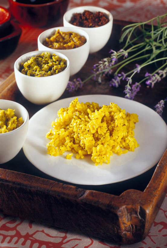 米饭,咖哩,无人,竖图,俯视,室内,特写,白天,爱情,烹饪,餐桌,桌子,餐具,五个,一排,许多,阴影,整齐,装饰,并列,并排,盛开,光线,碟子,盘,影子,陶瓷,调料,料理,食品,陶瓷制品,饭,调味品,浪漫,调味料,花蕾,咖喱,菜肴,美食,花,花瓣,花朵,鲜花,食物,排列,盘子,容器,碟,碗,香草,花苞,花蕊,薰衣草,佳肴,餐台,储藏,华丽,修饰,点缀,五谷,储存,队列,呼吸,平行,灵香草,黄香草,衬托,美观,雅致,雅观,奇迹,彩图,高角度拍摄,贮存