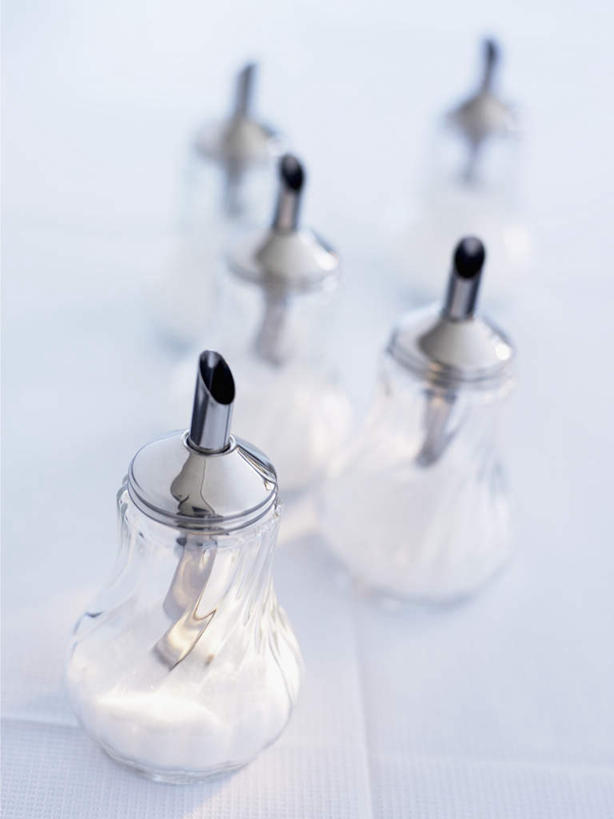 无人,竖图,俯视,室内,特写,白天,白色背景,玻璃,五个,一排,许多,阴影,朦胧,模糊,整齐,光线,影子,调料,糖,调味品,调味料,调料瓶,玻璃制品,排列,摄影,影棚,队列,彩图,高角度拍摄,影棚拍摄,拍摄