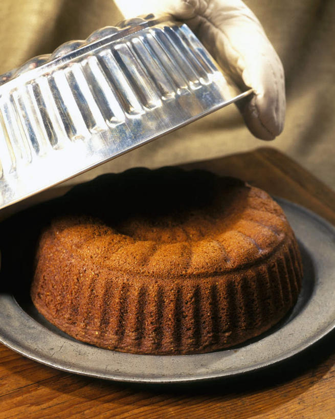 点心,无人,竖图,俯视,室内,特写,白天,下午茶,安全,桌面,桌子,餐具,阴影,反射,木制,碟子,盖子,盘,影子,食品,防护,隔热手套,微波炉手套,食物,糕点,一个,盘子,木制品,手套,碟,单个,保护,厨房手套,隔热,彩图,高角度拍摄,蛋糕