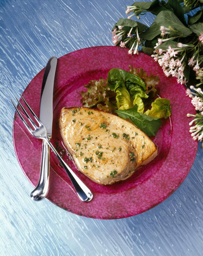 无人,竖图,俯视,室内,特写,白天,烹饪,西餐,桌面,桌子,蔬菜,餐具,叶子,阴影,新鲜,装饰,盛开,反射,木制,鱼,叉子,刀叉,刀子,碟子,盘,影子,肉,鱼肉,料理,食品,绿叶,花蕾,菜肴,美食,肉类,鱼类,海洋生物,花,花瓣,花朵,鲜花,食物,一个,盘子,木制品,碟,花苞,花蕊,嫩叶,西式,佳肴,有机食品,绿色食品,单个,华丽,修饰,点缀,水生动物,餐刀,水生物,肉食,海底动物,餐叉,旗鱼,衬托,美观,雅致,雅观,芭蕉鱼,叶,叶片,进餐用具,彩图,高角度拍摄