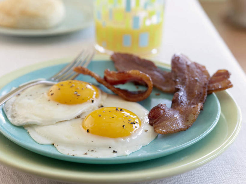 无人,横图,俯视,室内,特写,白天,早餐,桌面,桌子,杯子,餐具,两条,一堆,阴影,堆叠,堆积,条状,朦胧,模糊,反射,木制,叉子,碟子,盘,影子,蛋,鸡蛋,煎蛋,肉,猪肉,肉类,玻璃制品,两个,一个,盘子,木制品,水杯,碟,单个,堆,肉食,餐叉,豚肉,卵,玻璃杯,进餐用具,彩图,高角度拍摄