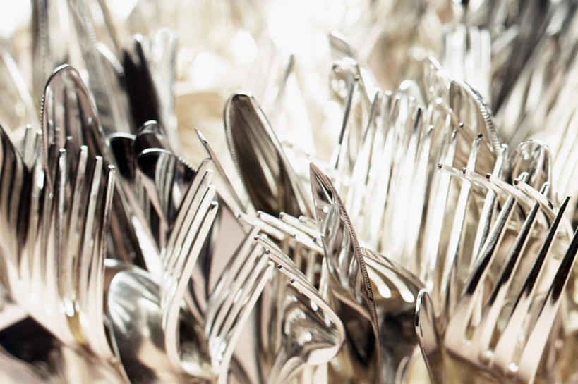 无人,横图,俯视,室内,特写,白天,桌面,桌子,静物,餐具,许多,竖立,直立,阴影,朦胧,模糊,反射,木制,叉子,刀叉,刀子,影子,很多,木制品,餐刀,餐叉,进餐用具,彩图,高角度拍摄,影棚拍摄