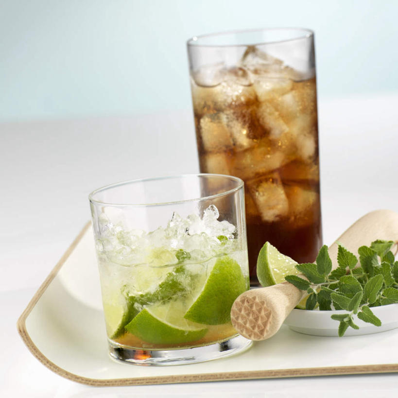 无人,方图,俯视,室内,特写,白天,烹饪,西餐,杯子,餐具,叶子,阴影,装饰,反射,碟子,盘,影子,冰,冰块,薄荷,料理,食品,绿叶,银丹草,酒类,文化,冷冻,菜肴,美食,玻璃制品,酒,食物,饮料,盘子,水杯,碟,鸡尾酒,嫩叶,寒冷,西式,调酒,摄影,佳肴,影棚,冷藏,华丽,修饰,点缀,冰冷,创造,想象,衬托,美观,雅致,雅观,酸橙,保鲜,代代,自由古巴,自由古巴鸡尾酒,斑叶凤梨薄荷,夜息香,胡椒薄荷,叶,叶片,玻璃杯,橙子,橙,彩图,高角度拍摄,影棚拍摄,拍摄