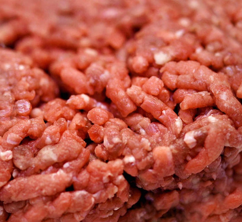 无人,横图,俯视,室内,特写,白天,桌面,桌子,一堆,许多,阴影,堆叠,堆积,朦胧,模糊,反射,木制,影子,肉,很多,肉糜,肉末,猪肉,肉类,红色,木制品,堆,肉食,豚肉,彩图,高角度拍摄