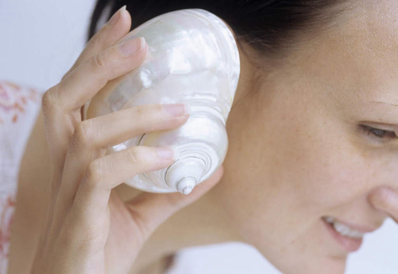 西方人,脸,头,脸颊,脖子,手,一个人,笑,微笑,露齿笑,横图,室内,特写,白天,白色背景,侧面,桌面,桌子,贝壳,欧洲,欧洲人,仅一个年轻女性,仅一个女性,仅一个人,握,阴影,服装,朦胧,模糊,反射,木制,影子,拿,拿着,注视,休闲装,肩膀,一个,衣服,木制品,观察,看,聆听,休闲,手部,休闲服,握着,摄影,服饰,影棚,单个,观看,单手,察看,关注,凝听,年轻女性,女人,女性,白种人,头部,脖,颈,颈部,脸部,脸蛋,面部,贝类外壳,海螺壳,软体动物外壳,半身,彩图,影棚拍摄,拍摄