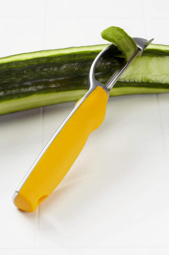 无人,竖图,俯视,室内,特写,白天,白色背景,桌面,桌子,黄瓜,蔬菜,金属制品,阴影,新鲜,反射,金属,木制,影子,食品,食物,一个,黄色,绿色,木制品,摄影,有机食品,绿色食品,影棚,单个,削皮刀,青瓜,胡瓜,彩图,高角度拍摄,影棚拍摄,拍摄