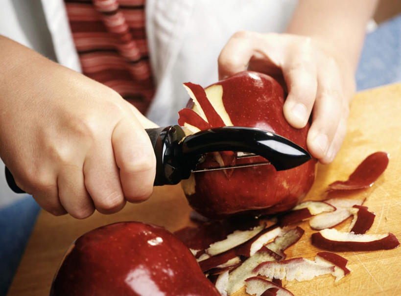 西方人,儿童,手,一个人,家,站,横图,俯视,室内,特写,白天,桌面,桌子,苹果,水果,金属制品,欧洲,欧洲人,仅一个男性,仅一个人,握,阴影,服装,新鲜,反射,金属,木制,影子,房屋,屋子,生食,食品,果实,案板,拿,削,拿着,注视,休闲装,楼房,住宅,砧板,食物,两个,小孩,衣服,红色,木制品,观察,看,站着,仅一个小孩,休闲,手部,休闲服,握着,服饰,有机食品,绿色食品,观看,察看,关注,削皮刀,男孩,男人,男性,白种人,孩子,站立,半身,彩图,高角度拍摄,房子,男生