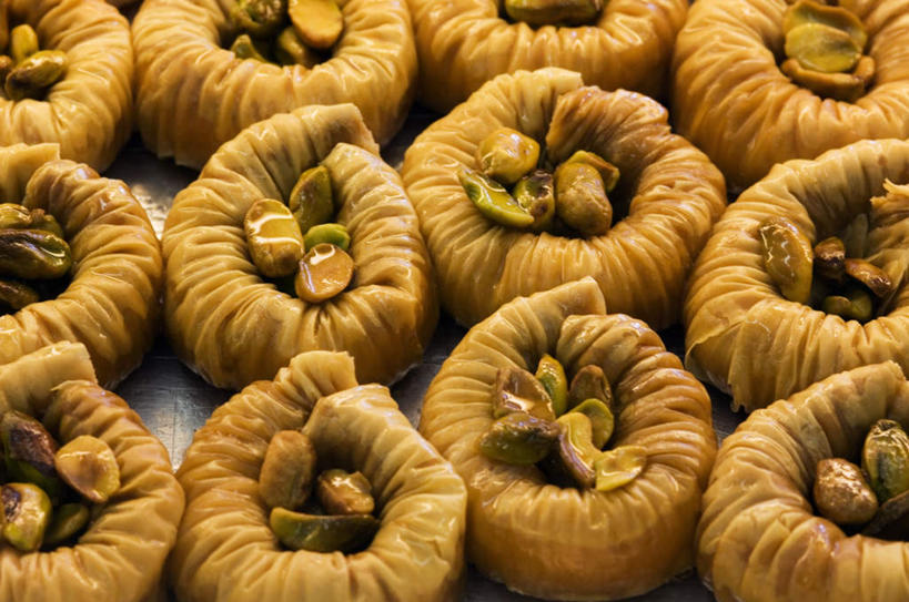 点心,无人,横图,俯视,室内,特写,白天,桌面,桌子,一排,许多,阴影,整齐,反射,木制,影子,食品,坚果,甜点,甜品,果实,很多,食物,糕点,排列,木制品,甜食,干果,无名子,开心果,队列,胡棒子,绿仁果,彩图,高角度拍摄