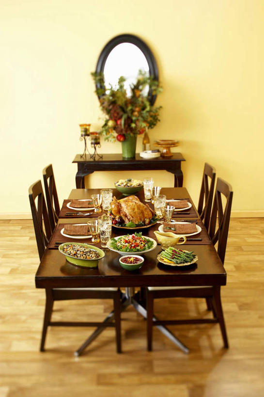 无人,竖图,俯视,室内,白天,烹饪,西餐,镜子,桌面,桌子,鸡,芦笋,蔬菜,杯子,餐具,花瓶,蜡烛,椅子,照明,许多,阴影,节日,朦胧,模糊,庆祝,新鲜,装饰,盛开,反射,木制,布料,碟子,火焰,盘,影子,烛光,陶瓷,木椅,灯光,料理,食品,陶瓷制品,火鸡,很多,燃烧,花蕾,布纹,文化,菜肴,美食,家禽,玻璃制品,灯,桌布,花,花瓣,花朵,鲜花,食物,动物,盘子,餐巾,木制品,瓶子,水杯,灯具,碟,落地灯,台布,花苞,花蕊,点燃,庆典,西式,牲畜,佳肴,有机食品,绿色食品,纪念,华丽,修饰,照亮,点缀,镜像,镜面,照明设备,衬托,美观,雅致,雅观,七面鸟,吐绶鸡,玻璃杯,猪尾巴,药鸡豆子,石刁柏,蚂蚁杆,龙须菜,狼尾巴根,彩图,高角度拍摄