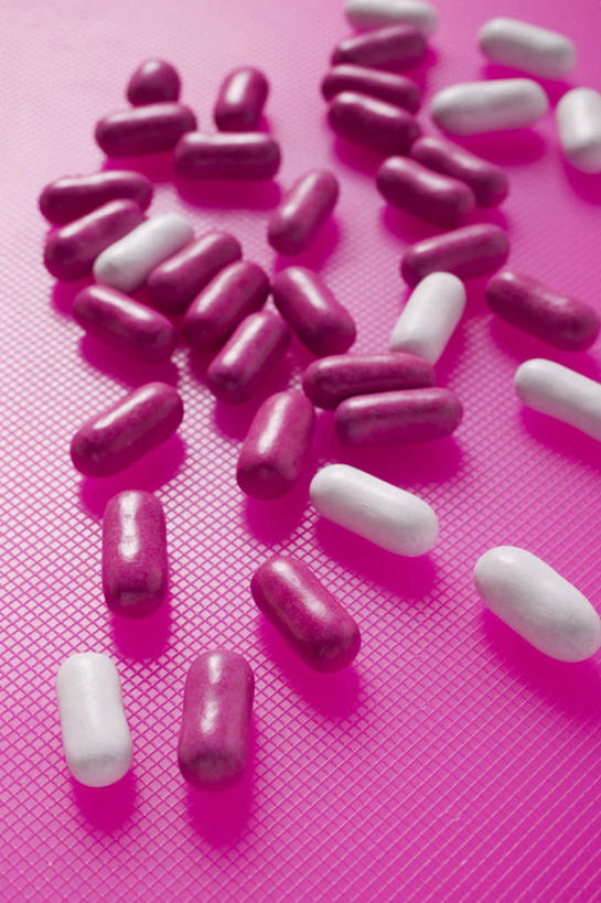 无人,竖图,俯视,室内,特写,白天,植物,桌面,桌子,许多,阴影,反射,木制,影子,食品,糖,糖果,甜点,甜品,草药,药草,很多,中药,食物,粉色,白色,木制品,甜食,甘草,药材,中草药,硬糖,中药材,本草,生甘草,彩图,高角度拍摄