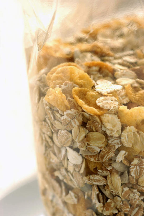 无人,竖图,俯视,室内,特写,白天,早餐,桌面,桌子,一堆,许多,阴影,堆叠,堆积,朦胧,模糊,反射,木制,罐子,影子,墙,谷物,食品,美食,饮食,墙壁,墙面,玻璃制品,一个,玻璃瓶,木制品,瓶子,保健,单个,堆,麦片,彩图,高角度拍摄,早饭