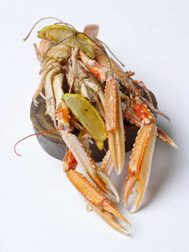 海鲜,无人,竖图,俯视,室内,特写,白天,白色背景,桌面,桌子,柠檬,蔬菜,叶子,阴影,新鲜,反射,木制,影子,虾,食品,绿叶,芭蕉叶,水产,海洋生物,食物,木制品,嫩叶,摄影,有机食品,绿色食品,影棚,水生动物,海产品,水生物,海底动物,叶,叶片,益母果,柠果,彩图,高角度拍摄,影棚拍摄,拍摄