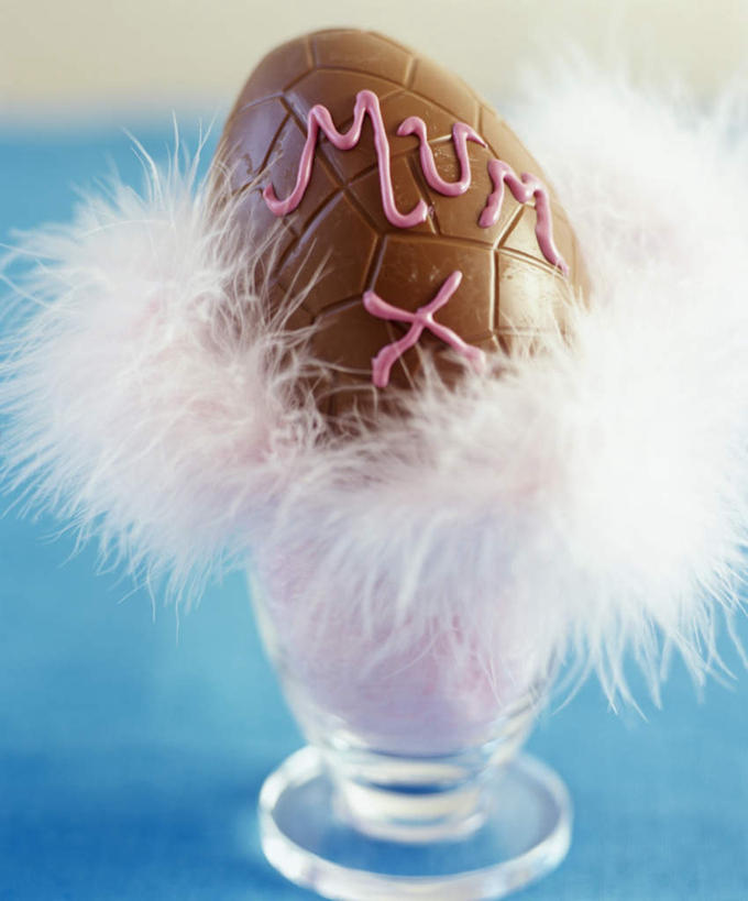 无人,竖图,俯视,室内,特写,白天,餐桌,桌子,杯子,羽毛,复活节,阴影,节日,轻盈,庆祝,柔软,装饰,反射,英文,标志,高脚杯,文字,影子,字符,字母,蛋,食品,糖,糖果,甜点,甜品,红酒杯,一颗,文化,标识,玻璃制品,食物,一个,酒杯,甜食,巧克力,庆典,单个,餐台,纪念,朱古力,黑巧克力,英文字母,华丽,修饰,点缀,彩蛋,复活节彩蛋,轻柔,衬托,美观,雅致,雅观,玻璃杯,彩图,高角度拍摄