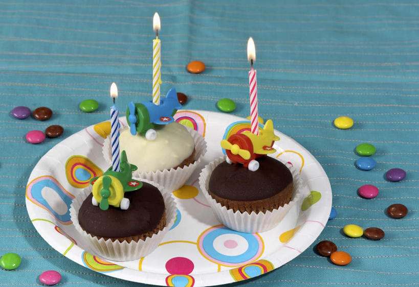 点心,无人,横图,俯视,彩色,室内,特写,白天,下午茶,游戏,桌面,桌子,餐具,蜡烛,玩具,阴影,反射,木制,碟子,火焰,盘,影子,烛光,食品,糖,糖果,甜点,甜品,燃烧,玩,娱乐,松饼,食物,糕点,三个,一个,盘子,木制品,碟,甜食,点燃,休闲,益智,单个,活动,纸托,五颜六色,色彩斑斓,发泄,消遣,智力,彩虹糖,五彩缤纷,宣泄,五彩斑斓,五光十色,玛芬蛋糕,蛋糕托,蛋糕托纸,蛋糕纸托,玩耍,嬉戏,彩图,高角度拍摄