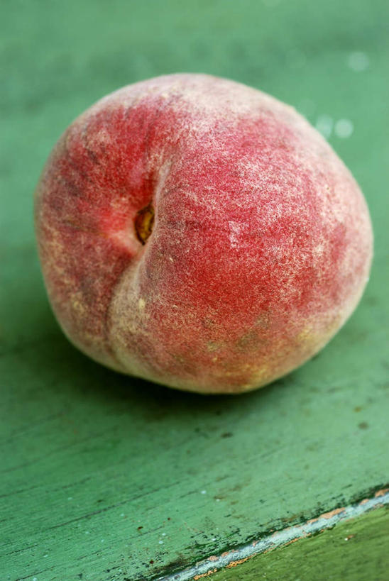 无人,竖图,俯视,室内,特写,白天,桌面,桌子,桃子,水果,阴影,新鲜,反射,木制,影子,生食,食品,果实,食物,一个,红色,木制品,有机食品,绿色食品,单个,肺果,彩图,高角度拍摄