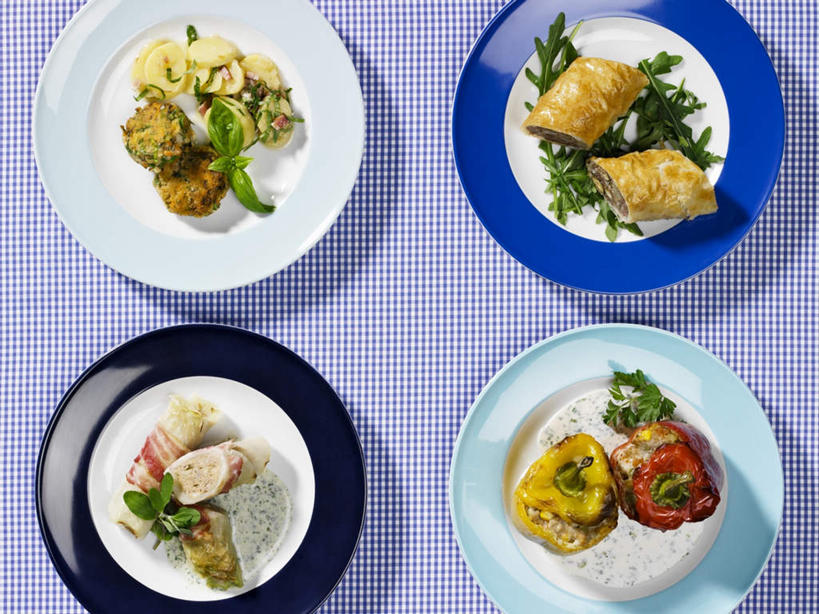 无人,横图,俯视,室内,特写,白天,餐桌,桌子,辣椒,蔬菜,椰菜,卷心菜,餐具,阴影,新鲜,反射,布料,碟子,盘,影子,肉,鱼肉,食品,布纹,蔬菜卷,肉类,桌布,食物,盘子,餐巾,碟,台布,甘蓝,有机食品,绿色食品,餐台,肉食,彩椒,辣角,红海椒,大椒,辣虎,广椒,甜椒,柿子椒,辣子,结球甘蓝,海椒,甘兰,番椒,灯笼椒,包心菜,彩图,高角度拍摄