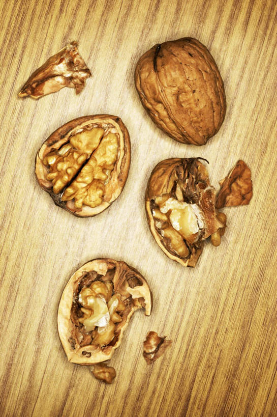 无人,竖图,俯视,室内,特写,白天,餐桌,桌子,水果,阴影,新鲜,反射,影子,核桃,生食,食品,坚果,棕色,果实,食物,干果,拨开,有机食品,绿色食品,餐台,胡桃,羌桃,彩图,高角度拍摄