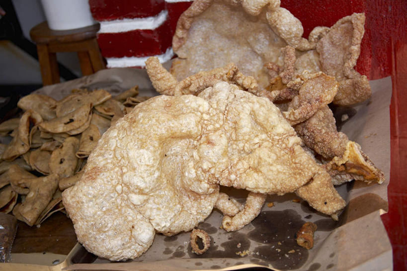 无人,横图,俯视,室内,特写,白天,桌面,桌子,水果,一堆,许多,阴影,堆叠,堆积,朦胧,模糊,新鲜,反射,木制,包装,包装纸,影子,纸,肉,生食,油炸,食品,果实,果皮,纸张,很多,猪肉,肉类,食物,木制品,有机食品,绿色食品,肉皮,堆,包装材料,牛皮纸,肉食,豚肉,彩图,高角度拍摄