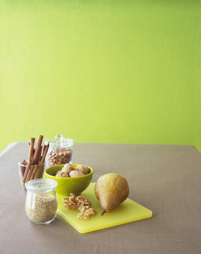 无人,竖图,俯视,室内,特写,白天,餐桌,桌子,梨,杯子,水果,许多,绿色背景,阴影,新鲜,反射,影子,核桃,生食,食品,坚果,果实,案板,很多,玻璃制品,砧板,食物,水杯,干果,香梨,摄影,有机食品,绿色食品,影棚,餐台,胡桃,羌桃,奎藜,奎藜籽,奎奴亚藜,藜麦,南美藜,玻璃杯,生梨,彩图,高角度拍摄,影棚拍摄,拍摄