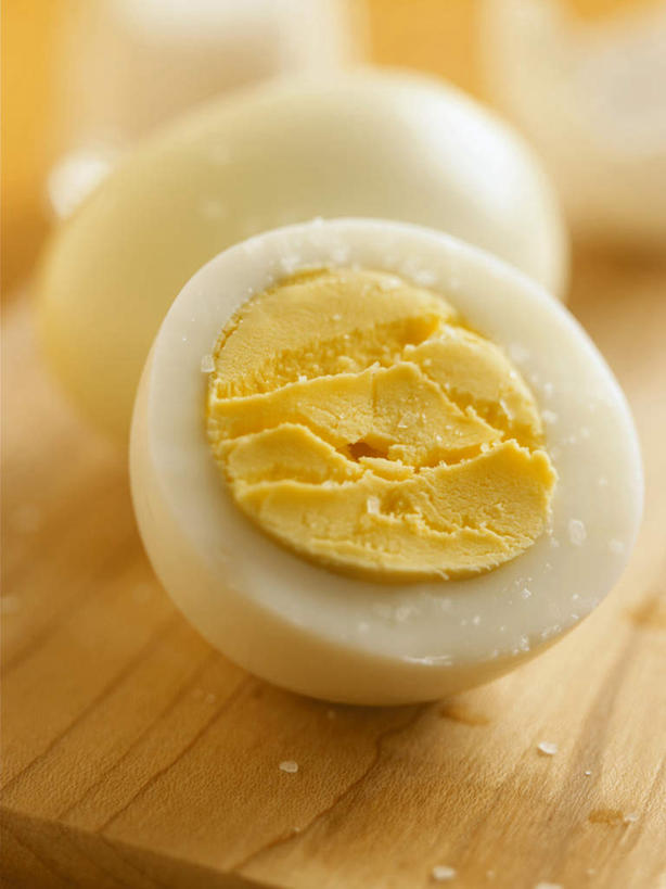 无人,竖图,俯视,室内,特写,白天,桌面,桌子,阴影,朦胧,模糊,反射,木制,影子,蛋,蛋白,蛋黄,鸡蛋,木制品,摄影,影棚,卵,卵白,彩图,高角度拍摄,影棚拍摄,拍摄