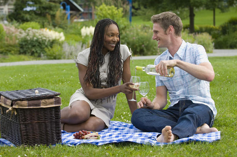 红酒,葡萄酒,西方人,两个人,坐,笑,交叉,微笑,露齿笑,横图,室外,白天,正面,爱情,草地,草坪,植物,竹子,杯子,欧洲,欧洲人,握,花纹,竹制,服装,编织,布,高脚杯,篮子,图案,红酒杯,白葡萄酒,酒类,浪漫,拿,布纹,红酒瓶,拿着,注视,休闲装,玻璃制品,酒,酒瓶,草,树,树木,饮料,衣服,绿色,自然,玻璃瓶,酒杯,瓶子,竹篮,观察,看,休闲,温暖,温馨,休闲服,恩爱,握着,恋人,服饰,生长,成长,观看,竹条,布匹,交织,和睦,察看,竹制品,关注,穿插,男人,男性,年轻男性,年轻女性,女人,女性,白种人,情侣,玻璃杯,坐着,彩图,全身,伴侣,融洽