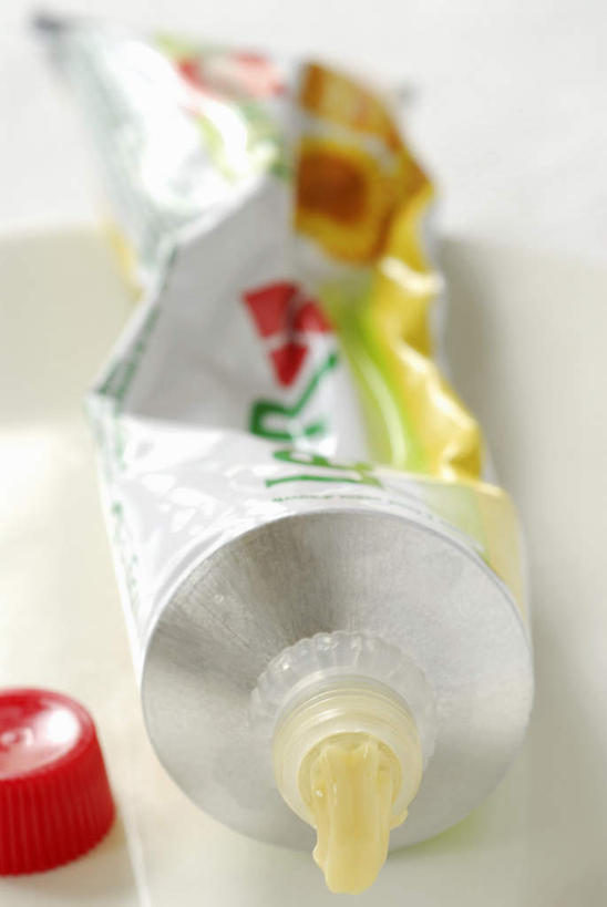 无人,竖图,俯视,室内,特写,白天,餐桌,桌子,金属制品,阴影,朦胧,模糊,反射,金属,管子,影子,调料,酱料,酱汁,佐料,调味品,调味料,酱,一个,黄色,瓶塞,单个,餐台,保存,密封,蛋黄酱,彩图,高角度拍摄