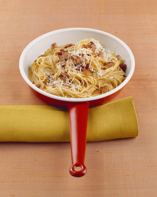 奶酪,意大利面,无人,竖图,俯视,室内,特写,白天,烹饪,厨具,金属制品,阴影,条状,光线,金属,布料,锅子,影子,调料,酱料,酱汁,肉,佐料,干酪,起司,调味品,芝士,营养,调味料,布纹,锅,猪肉,酱,肉类,桌布,一个,黄色,红色,餐巾,台布,乳酪,摄影,影棚,单个,锅具,乳制品,发酵,肉食,烹饪用具,豚肉,烹调用具,烹调,彩图,高角度拍摄,影棚拍摄,拍摄