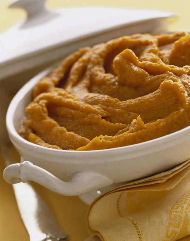 无人,竖图,俯视,室内,特写,白天,餐桌,桌子,蔬菜,土豆,一堆,阴影,堆叠,堆积,朦胧,模糊,新鲜,光线,影子,陶瓷,食品,陶瓷制品,土豆泥,食物,一个,容器,碗,有机食品,绿色食品,单个,餐台,储藏,堆,储存,馍馍蛋,蔬菜泥,洋芋,山药蛋,马铃薯,彩图,高角度拍摄,贮存