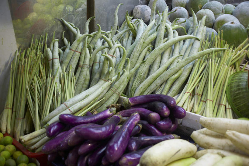 无人,菜场,横图,俯视,室外,特写,白天,购物,消费,萝卜,白萝卜,茄子,蔬菜,一堆,一排,许多,阴影,堆叠,堆积,新鲜,整齐,光线,影子,葱,大葱,茭白,青葱,食品,集市,市场,很多,食物,排列,紫色,白色,阳光,金融,有机食品,绿色食品,堆,队列,选购,贸易,茭瓜,出隧,高笋,菰菜,菰蒋子,菰手,菰首,菰笋,茭粑,茭耳菜,茭首,茭笋,绿节,菜市,落苏,酪酥,莱菔,昆仑瓜,矮瓜,彩图,高角度拍摄,菜市场