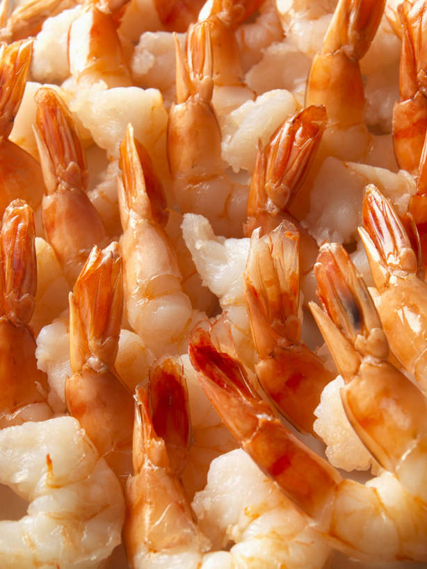 海鲜,无人,竖图,俯视,室内,特写,白天,餐桌,桌子,一堆,阴影,堆叠,堆积,光线,影子,肉,虾,虾仁,水产,肉类,大虾,海洋生物,橙色,对虾,餐台,堆,虾肉,水生动物,海产品,水生物,肉食,海底动物,斑节虾,东方对虾,中国对虾,彩图,高角度拍摄