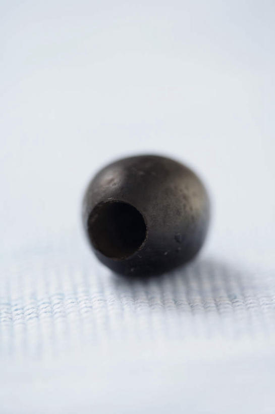 无人,竖图,俯视,室内,特写,白天,餐桌,桌子,橄榄,水果,阴影,新鲜,光线,布料,影子,生食,食品,果实,布纹,桌布,食物,一个,白色,黑色,餐巾,台布,有机食品,绿色食品,单个,餐台,黑橄榄,乌橄榄,乌榄,油橄榄,青果,白榄,彩图,高角度拍摄