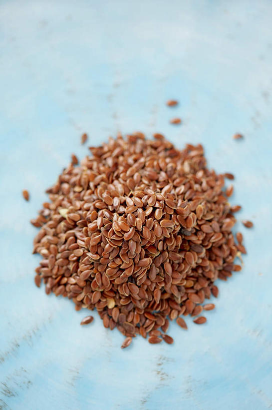 无人,竖图,俯视,室内,特写,白天,农作物,植物,桌面,桌子,一堆,许多,阴影,堆叠,堆积,光线,木制,影子,谷物,亚麻,很多,木制品,摄影,影棚,堆,亚麻籽,胡麻,纤维作物,油料作物,彩图,高角度拍摄,影棚拍摄,拍摄