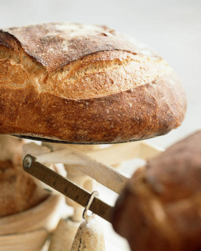 点心,面包,无人,竖图,俯视,室内,特写,白天,白色背景,实验,仪器,桌面,桌子,阴影,研究,分析,光线,化学,测试,木制,影子,食品,面点,食物,糕点,木制品,摄影,影棚,衡量,计量,试验耗材,实验用品,托盘天平,秤,天平称,天平秤,彩图,高角度拍摄,影棚拍摄,拍摄