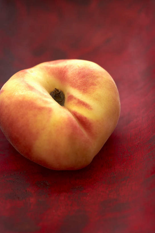 无人,竖图,俯视,室内,特写,白天,餐桌,桌子,桃子,水果,阴影,新鲜,光线,影子,生食,食品,果实,食物,一个,红色,有机食品,绿色食品,单个,餐台,肺果,彩图,高角度拍摄