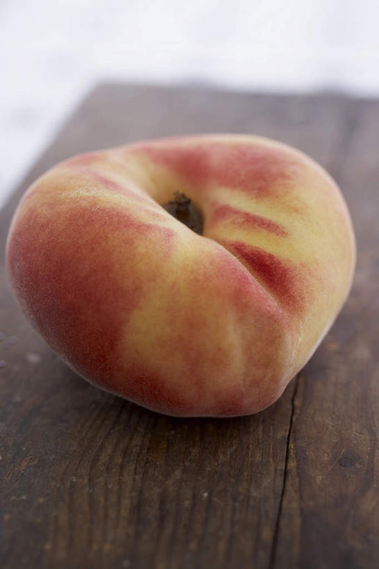 无人,竖图,俯视,室内,特写,白天,餐桌,桌子,桃子,水果,阴影,新鲜,光线,影子,生食,食品,果实,食物,一个,红色,有机食品,绿色食品,单个,餐台,肺果,彩图,高角度拍摄