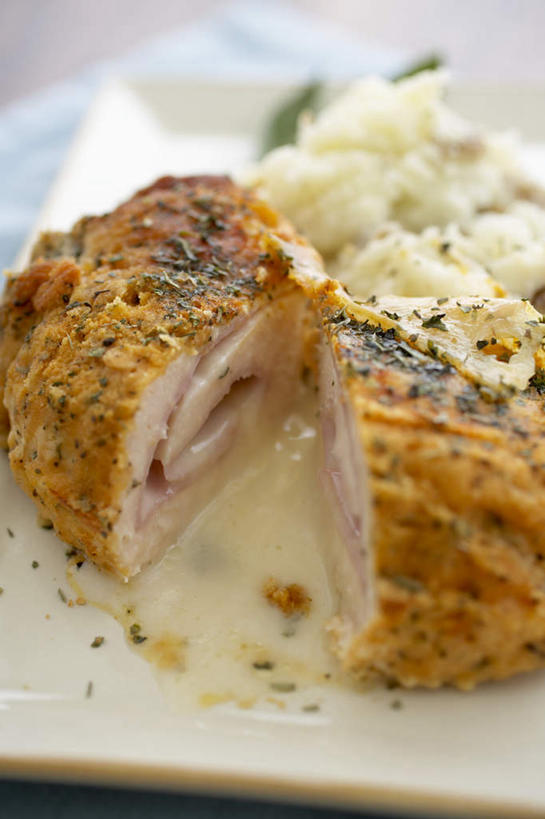 奶酪,无人,竖图,俯视,室内,特写,白天,烹饪,餐桌,桌子,蔬菜,蒜,土豆,餐具,切开,阴影,朦胧,模糊,新鲜,光线,碟子,盘,影子,鸡肉,肉,干酪,起司,料理,食品,土豆泥,芝士,营养,蒜头,菜肴,美食,肉类,食物,一个,盘子,碟,切,乳酪,佳肴,有机食品,绿色食品,单个,餐台,乳制品,发酵,剖面,肉食,切面,馍馍蛋,胡蒜,蔬菜泥,洋芋,山药蛋,马铃薯,大蒜,彩图,高角度拍摄