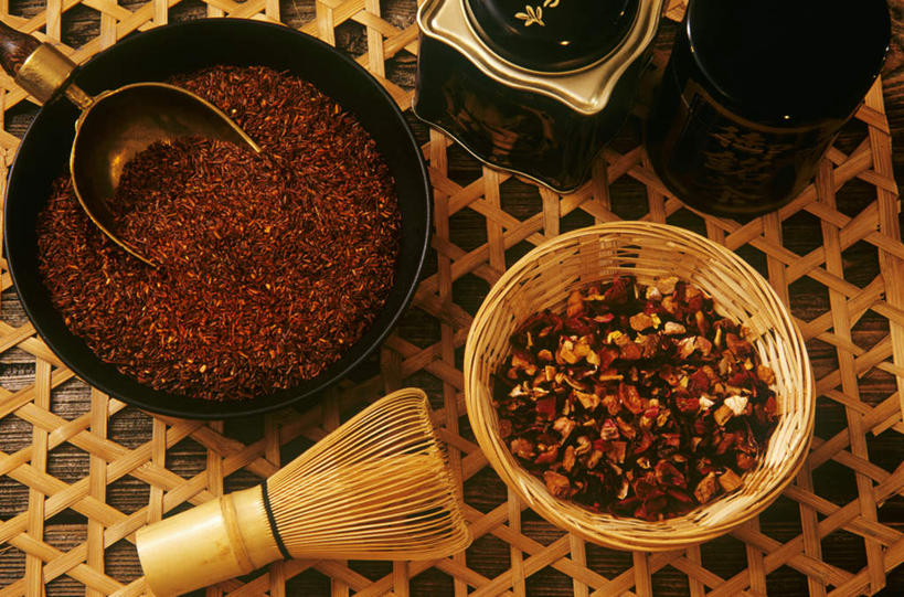 无人,交叉,横图,俯视,室内,特写,白天,幸福,餐桌,茶,桌子,竹子,餐具,一堆,阴影,堆叠,堆积,竹制,朦胧,模糊,编织,光线,碟子,篮子,盘,影子,勺子,茶叶,饮品,娱乐,三个,盘子,茶具,竹篮,调羹,碟,汤匙,花茶,享受,休闲,温馨,放松,乐趣,保健,养生,餐台,竹条,堆,茶筅,交织,花草茶,舒适,竹制品,茶叶搅拌器,香花茶,香片,熏花茶,穿插,彩图,高角度拍摄