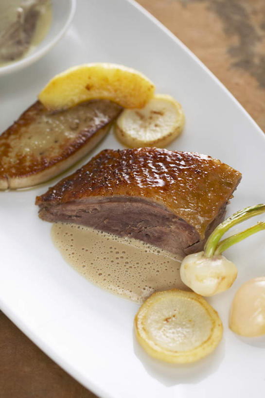 无人,竖图,俯视,室内,特写,白天,桌面,桌子,蔬菜,蒜,餐具,阴影,新鲜,光线,木制,碟子,盘,影子,陶瓷,调料,酱料,酱汁,肉,佐料,食品,陶瓷制品,调味品,调味料,蒜头,酱,肉类,食物,一个,盘子,木制品,容器,碟,碗,有机食品,绿色食品,单个,储藏,储存,肉食,胡蒜,鹅肝,大蒜,彩图,高角度拍摄,贮存,鹅肉