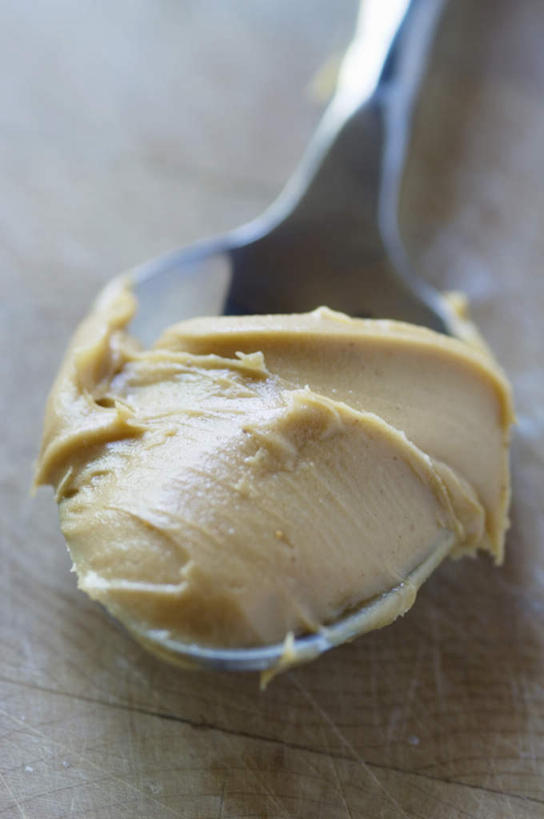 无人,竖图,俯视,室内,特写,白天,植物,餐桌,桌子,豆,花生,金属制品,阴影,朦胧,模糊,光线,金属,影子,勺子,豆类,豆子,坚果,一个,调羹,汤匙,果酱,花生酱,长生果,单个,餐台,花生仁,豆科,落花生,落生,果子酱,花生米,花生豆,彩图,高角度拍摄