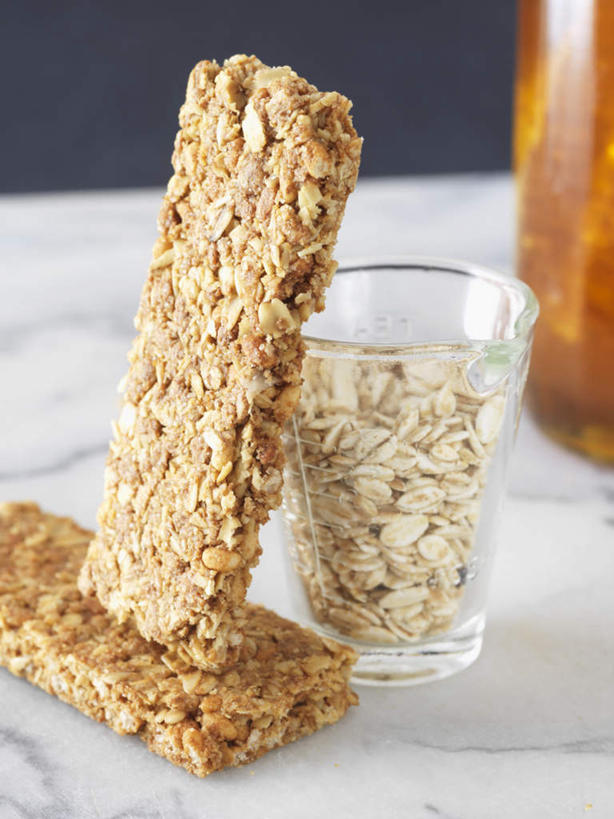 点心,无人,竖图,俯视,室内,特写,白天,餐桌,桌子,杯子,两块,阴影,朦胧,模糊,光线,影子,墙,大理石,食品,粗粮,墙壁,墙面,玻璃制品,食物,一个,水杯,饼干,零食,单个,餐台,纤维,大理石制品,玻璃杯,彩图,高角度拍摄