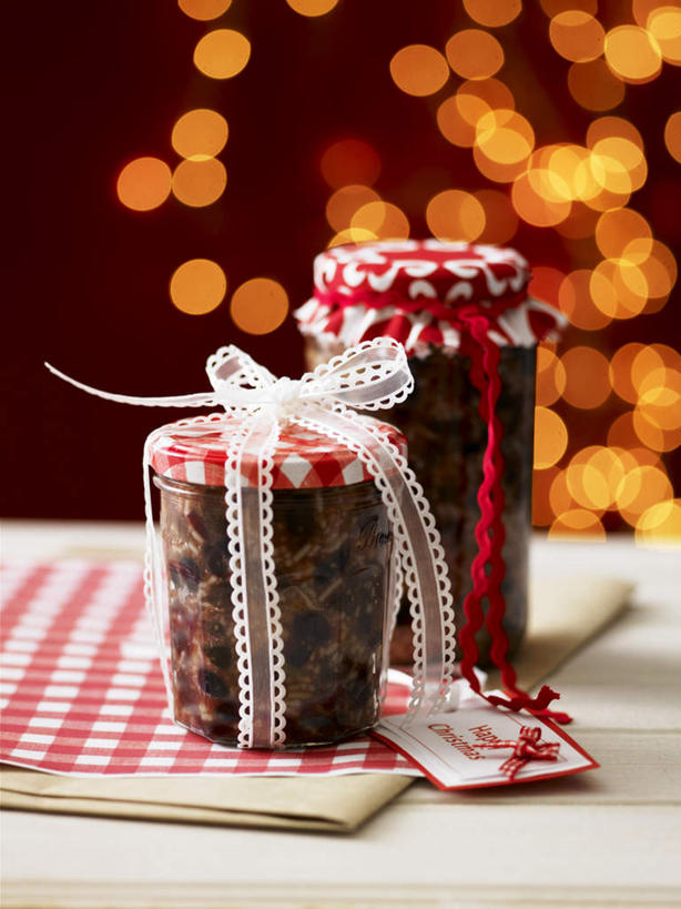 无人,竖图,俯视,室内,特写,白天,餐桌,桌子,礼盒,礼物,玻璃,一堆,许多,阴影,堆叠,堆积,朦胧,模糊,装饰,光线,丝绸,丝带,影子,纸盒,肉,牛肉,缎带,很多,肉类,玻璃制品,绸带,盒子,两个,包装盒,玻璃瓶,蝴蝶结,瓶子,礼品盒,礼品,餐台,堆,华丽,修饰,点缀,肉食,广口瓶,衬托,美观,雅致,雅观,牛肉干,肉干,彩图,高角度拍摄