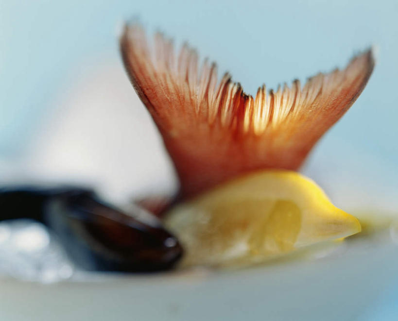 海鲜,无人,横图,俯视,室内,特写,白天,餐桌,桌子,柠檬,餐具,水果,切开,阴影,朦胧,模糊,新鲜,光线,鱼,碟子,盘,影子,生食,食品,果实,水产,鱼类,海洋生物,食物,一个,盘子,碟,切,有机食品,绿色食品,单个,餐台,水生动物,海产品,笛鲷,水生物,剖面,海底动物,切面,鱼尾,四带笛鲷,益母果,柠果,彩图,高角度拍摄