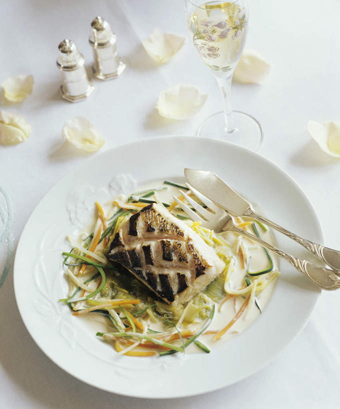 点心,海鲜,生鱼片,红酒,葡萄酒,无人,竖图,俯视,室内,特写,白天,爱情,幸福,纯洁,热情,餐桌,桌子,玫瑰,餐具,阴影,朦胧,模糊,装饰,盛开,光线,鱼,叉子,碟子,盘,影子,肉,鱼肉,鱼片,食品,甜点,甜品,玫瑰花,酒类,浪漫,花蕾,水产,肉类,鱼类,海洋生物,酒,花,花瓣,花朵,鲜花,食物,糕点,饮料,两个,盘子,碟,甜食,奶油,花苞,花蕊,温暖,温馨,红葡萄酒,恩爱,餐台,华丽,修饰,点缀,和睦,乳制品,水生动物,海产品,笛鲷,感动,水生物,肉食,海底动物,餐叉,衬托,美观,雅致,雅观,尊敬,沙西米,激凌,克林姆,淇淋,四带笛鲷,天真,刺玫花,徘徊花,进餐用具,彩图,高角度拍摄,融洽,刺身