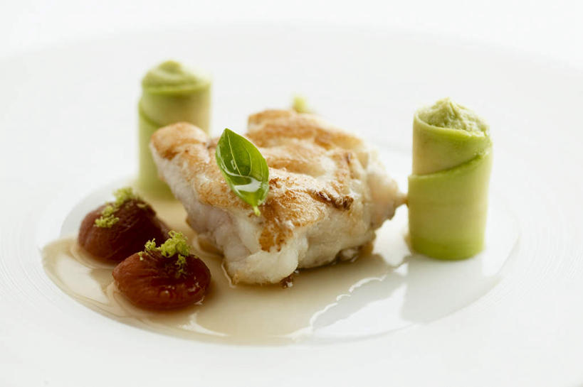 无人,横图,俯视,室内,特写,白天,白色背景,蔬菜,西红柿,餐具,阴影,新鲜,光线,鱼,碟子,盘,影子,肉,鱼肉,食品,肉类,鱼类,海洋生物,食物,一个,红色,白色,盘子,碟,酪梨,鳄梨,摄影,有机食品,绿色食品,影棚,单个,油梨,水生动物,水生物,肉食,海底动物,樟梨,安康鱼,蛤蟆鱼,老头鱼,结巴鱼,丑婆,鮟鱇,鮟鱇鱼,哈蟆鱼,海哈蟆,琵琶鱼,深海鮟鱇,深海鮟鱇鱼,深海钓鱼者,牛油果,番茄,彩图,高角度拍摄,影棚拍摄,拍摄