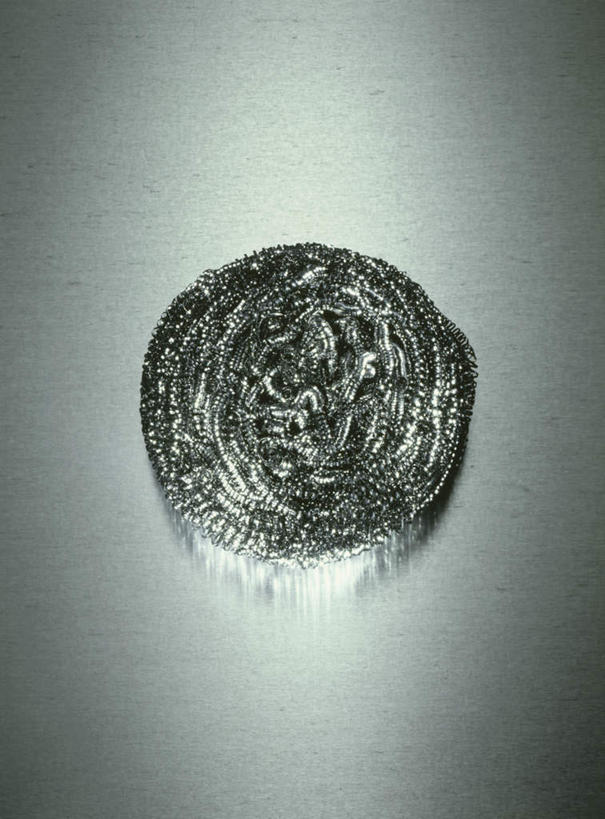 无人,竖图,俯视,室内,特写,白天,餐桌,桌子,静物,金属制品,阴影,灰色背景,朦胧,模糊,光线,金属,厨房用具,影子,干净,一个,清洁,摄影,影棚,单个,餐台,洁净,荡涤,洗濯,金属钢丝清洁球,金属钢丝球,清洁球,洗涤用具,清洗,彩图,高角度拍摄,影棚拍摄,拍摄