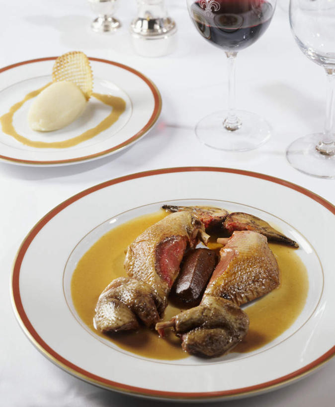 红酒,葡萄酒,无人,竖图,俯视,室内,特写,白天,烹饪,西餐,餐桌,桌子,杯子,餐具,阴影,朦胧,模糊,光线,碟子,高脚杯,盘,影子,调料,酱料,酱汁,肉,佐料,料理,食品,红酒杯,酒类,调味品,一杯,调味料,酱,菜肴,美食,肉类,玻璃制品,酒,食物,饮料,两个,盘子,酒杯,碟,红葡萄酒,西式,佳肴,餐台,肉食,鸽子肉,玻璃杯,彩图,高角度拍摄