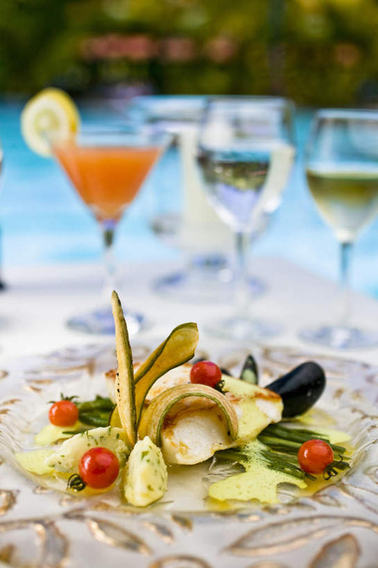 海鲜,无人,游泳池,竖图,俯视,室外,特写,白天,烹饪,西餐,水,餐桌,桌子,茄子,蔬菜,西红柿,杯子,一堆,许多,阴影,堆积,朦胧,模糊,新鲜,光线,鱼,高脚杯,影子,水池,水面,调味,肉,香料,鱼肉,佐料,料理,食品,酒类,三杯,文化,泳池,水产,菜肴,美食,肉类,鱼类,海洋生物,玻璃制品,酒,食物,饮料,三个,阳光,酒杯,鸡尾酒,西式,调酒,佳肴,有机食品,绿色食品,餐台,堆,配料,创造,水生动物,海产品,笛鲷,水生物,想象,肉食,海底动物,作料,鸡尾酒杯,四带笛鲷,玻璃杯,樱桃番茄,圣女果,落苏,酪酥,昆仑瓜,番茄,矮瓜,彩图,高角度拍摄