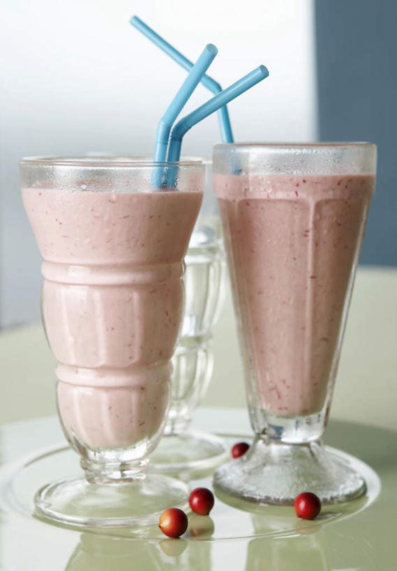 果汁,牛奶,无人,竖图,俯视,室内,特写,白天,桌面,桌子,浆果,杯子,水果,阴影,朦胧,模糊,新鲜,光线,木制,影子,塑料,生食,食品,果实,饮品,营养,玻璃制品,食物,饮料,三个,木制品,水杯,塑料制品,吸管,有机食品,绿色食品,曼越桔,蔓越橘,小红莓,空心,乳制品,奶,可口,酸莓,饮管,安神,适口,玻璃杯,彩图,高角度拍摄,圆柱状